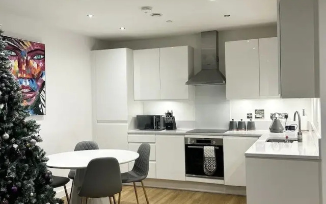 Beautiful 2-bed High Rise Apartment in Royal Wharf