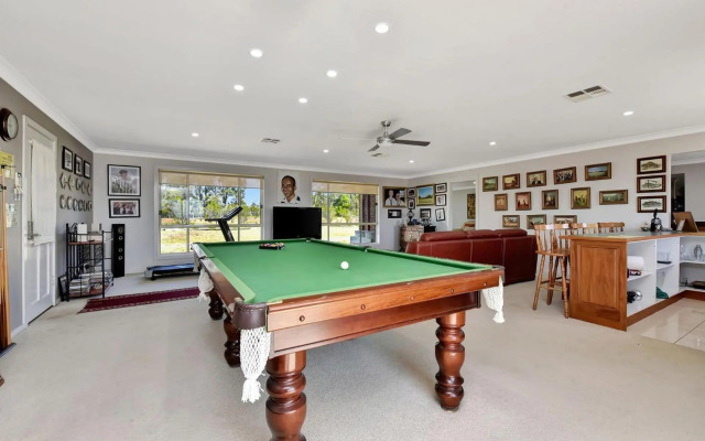 Noble Willow Estate Lovedale. Super Spacious, with views and pool