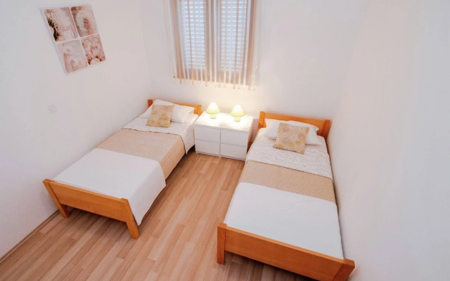 Luxury Apartment With Heated Pool in Starigrad
