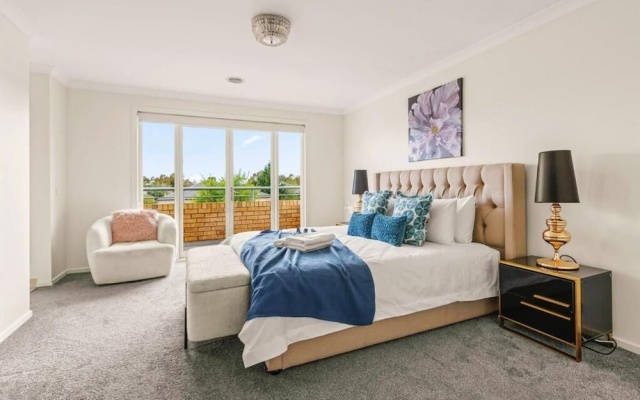 StayAU Modern Sanctuary Mins Ct&Airport – Guest Rooms – Melbourne