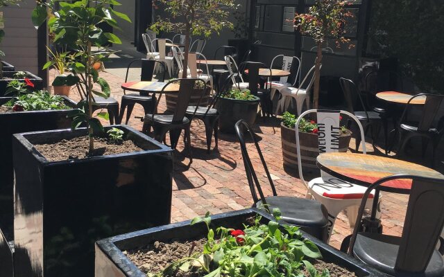 The Innbetween Lodge and Backpackers