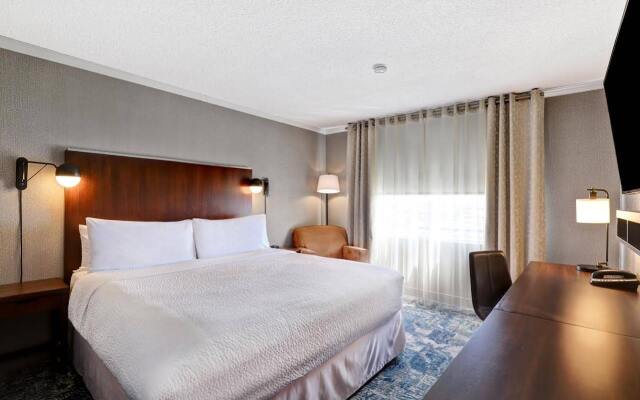 Отель Four Points by Sheraton Toronto Mississauga