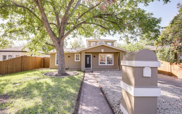 5 Mi to Dtwn Austin: Vibrant Home w/ Patio