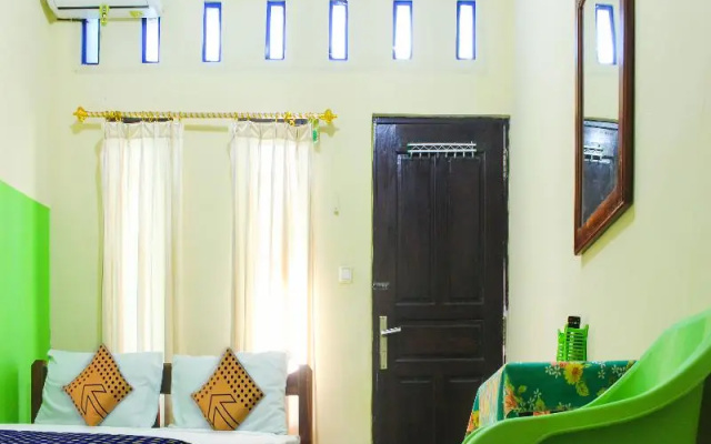 SPOT ON 91227 Al Bayt Syariah Guest House – Guest Rooms – Kupang