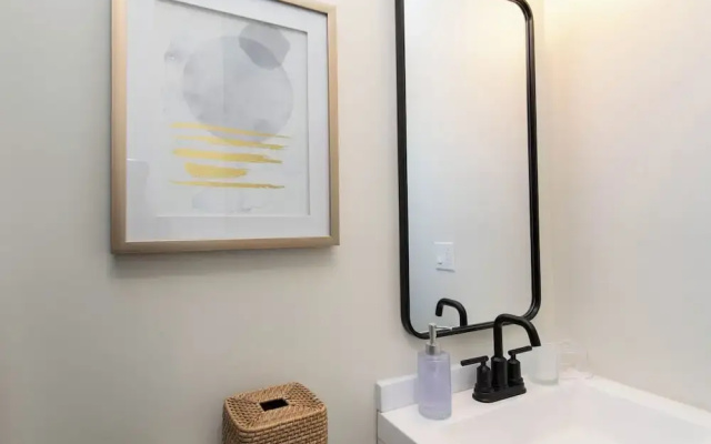Wonderful 2-BR Apt Near Dodger