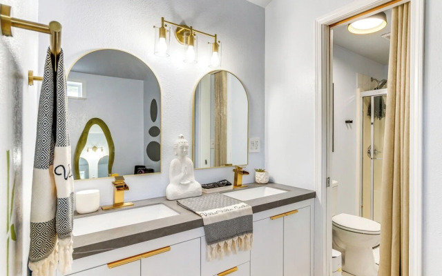 Retro-tropical Pensacola Home - 3 Mi to Downtown!