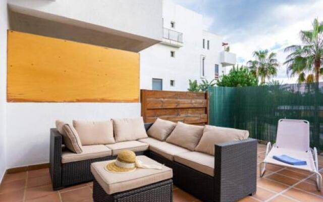 2BR poolfront family apartment WIFI and Near beach