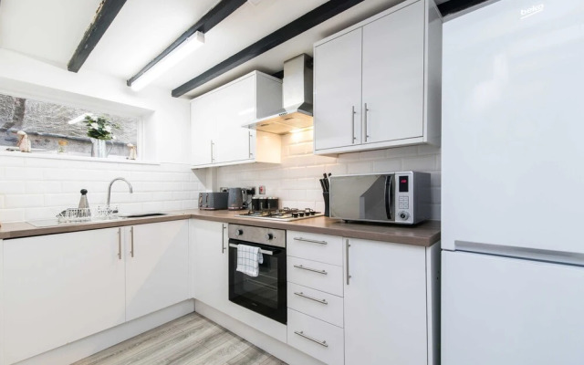 Excellent 3 bed House - Close To Airport