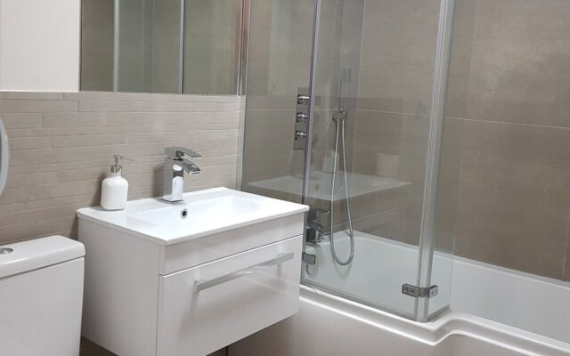 Stunning 2 Bed Ensuites Flat in Victoria - Zone 1