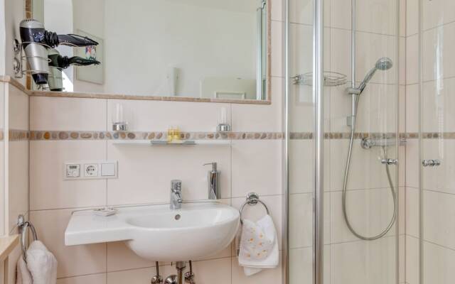 Lavish Castle in Riedenburg with Garden near Lake