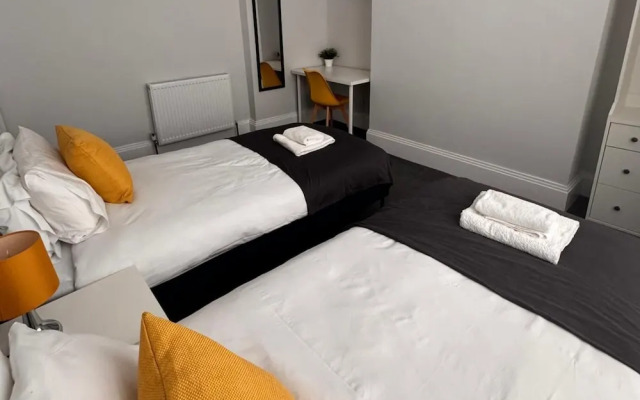 House - Sleeps 6 - Pet Friendly - Garden - Parking