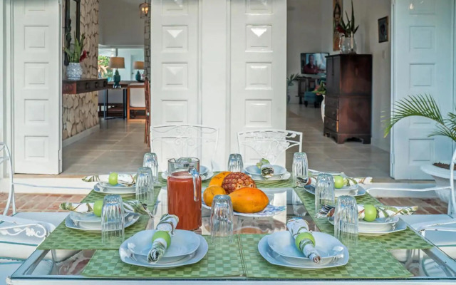 Magnificent 5-Bedroom Estate Villa, Sleeps 12