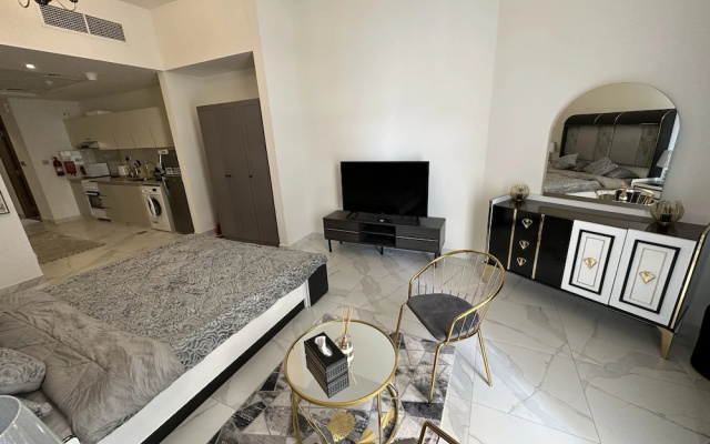 Master Piece - Elegant Studio With Canal View in Business Bay