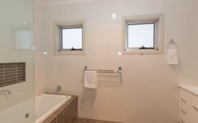 Opus 1/10 Poly Cow Lane