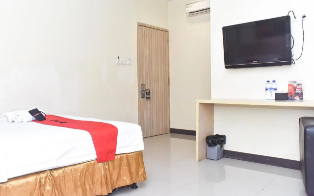 RedDoorz Plus near Sultan Hasanuddin Airport