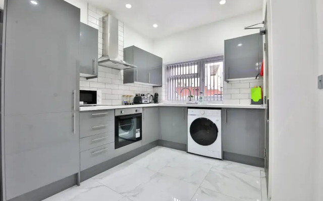 Modern 2 Bed House - Sleeps 4