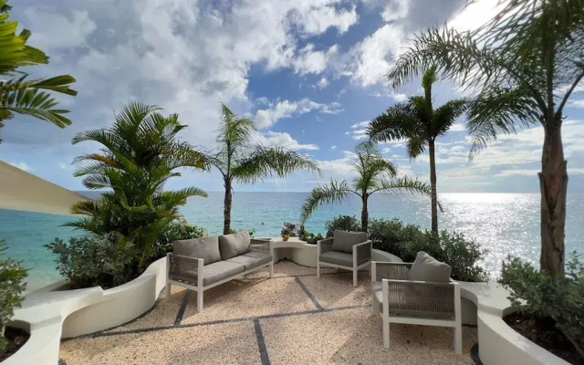 Villa Francoise - 4 Bedroom Beachfront w Pool