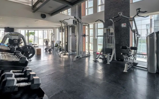 2BR Apartment With Jacuzzi - Pool - City Skyline