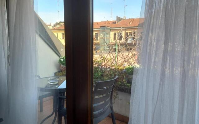 The Boheme Navigli - Quiet & comfy vintage Junior Suite with cozy balcony - 5th attic floor lift to 4th floor - metro' verde -green subway Porta Genova