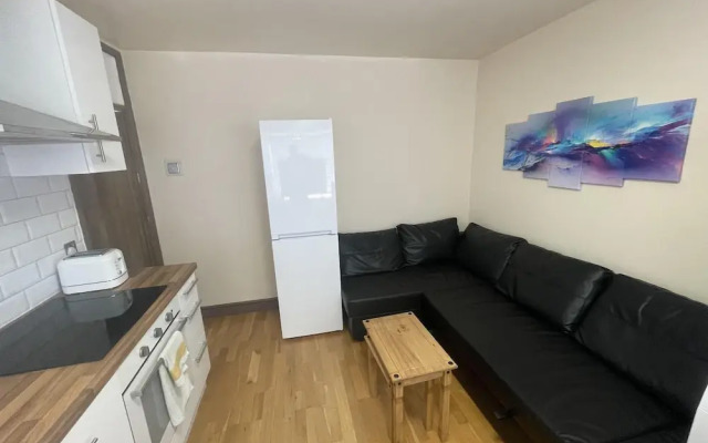 Cosy Heathrow Apartment With 2 Bedrooms