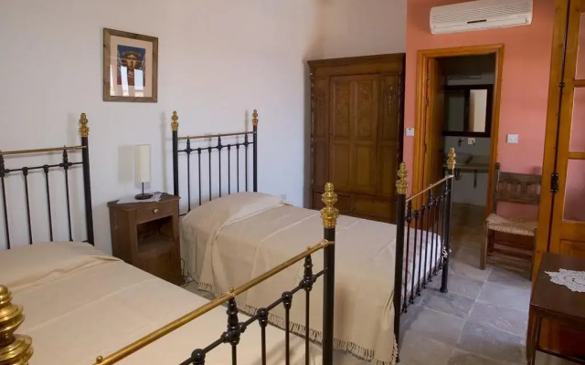 Eveleos Country House