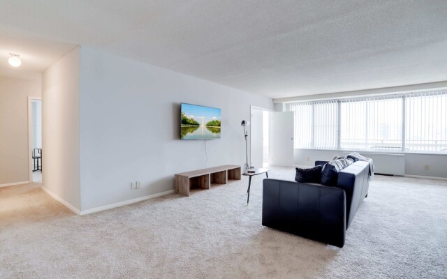 Wonderful Apt Crystal City with Gym