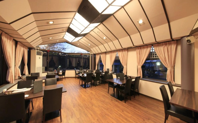 Izu Ippeki lake lakeside terrace