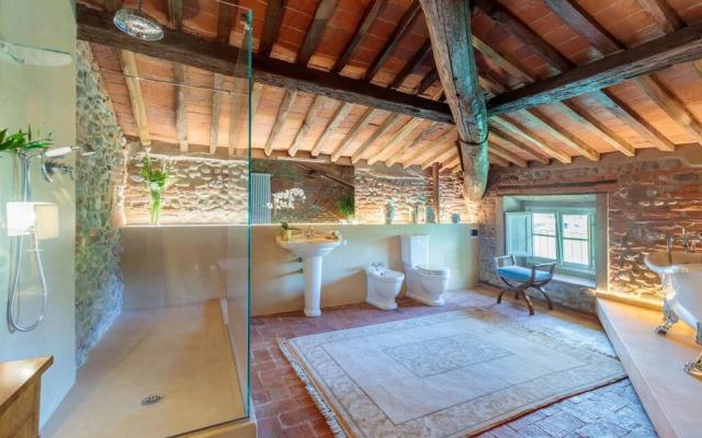 Villa Hugo in Lucca With 5 Bedrooms and 6 Bathrooms