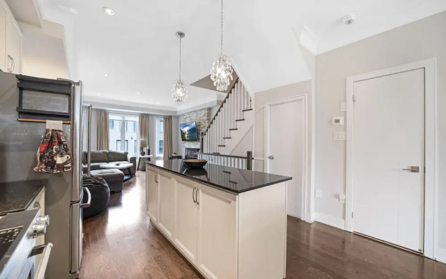 Family-friendly 3BR Mississauga Home w Parking