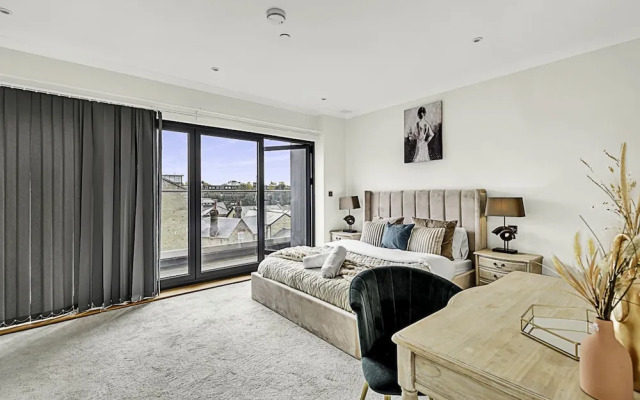Beautiful Abode In Brentford