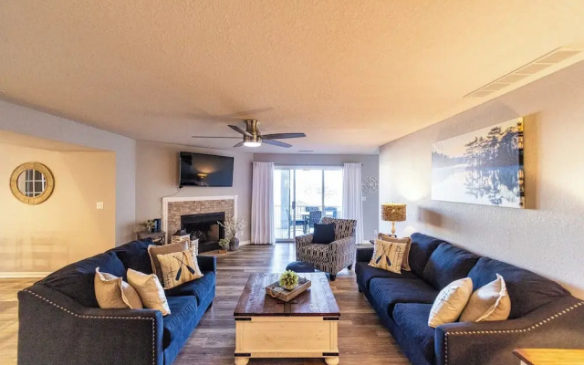 Lazy L at the Lake Chic 3 BDR Condo w/ Boat Slip