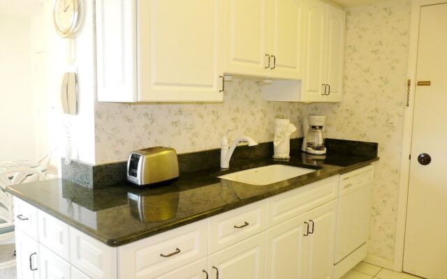 Cozy Beachfront Condo With Pool and Ocean Views