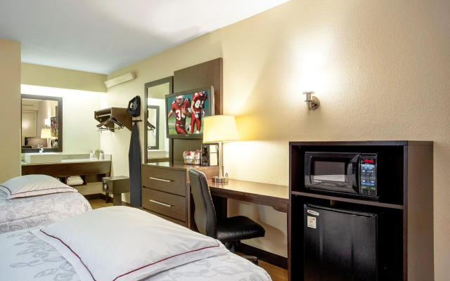 Red Roof Inn PLUS+ Secaucus - Meadowlands - NYC