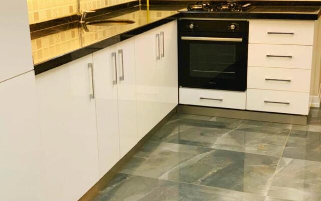 LUXE Bright 2bdr in Center