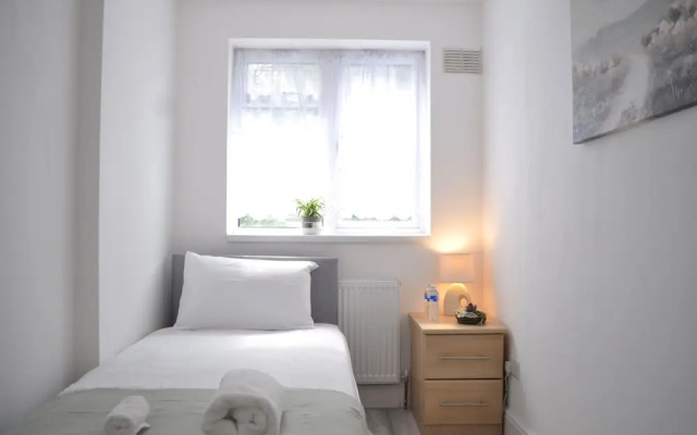5 Bed Family Home Greater London, Free Parking