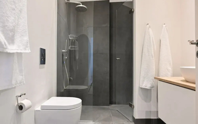 Sanders Arrow - Chic 3-bdr Apt w City View