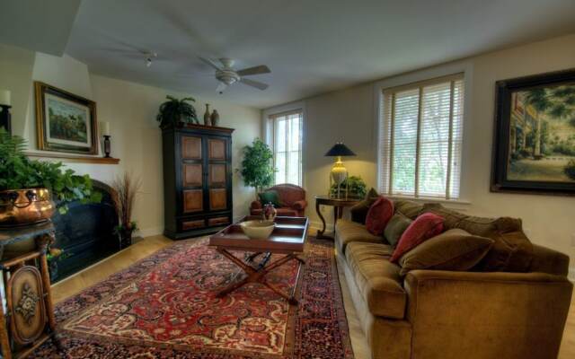 Biltmore Village Hideaway - 2 Br Condo