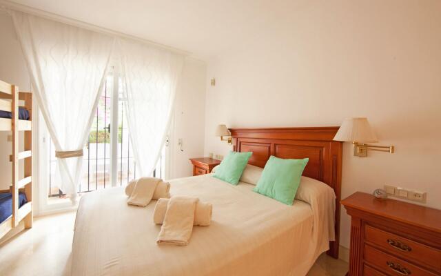 White Pearl Beach J4