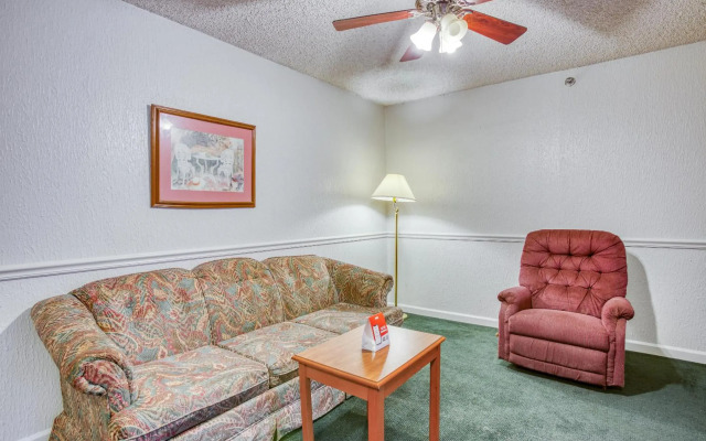 OYO Townhouse Tulsa Woodland Hills