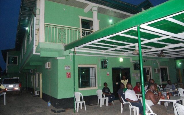 Adesua Hotel-Hostel