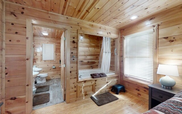 Pleasant Hollow 2 Bedroom Cabin by Redawning