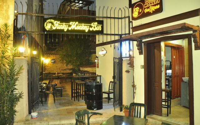 Funky Monkey Hostel & Pub Antalya - Adults Only