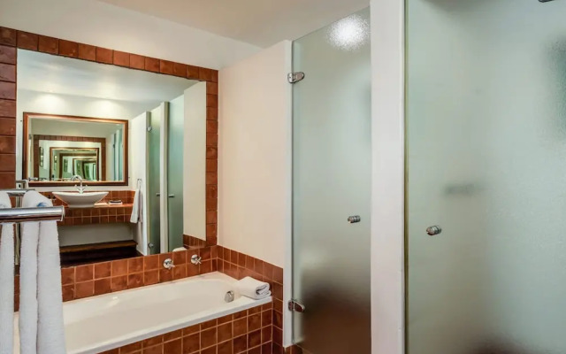 Colonial-style Apartment w Views Pool Area CBT Lodge