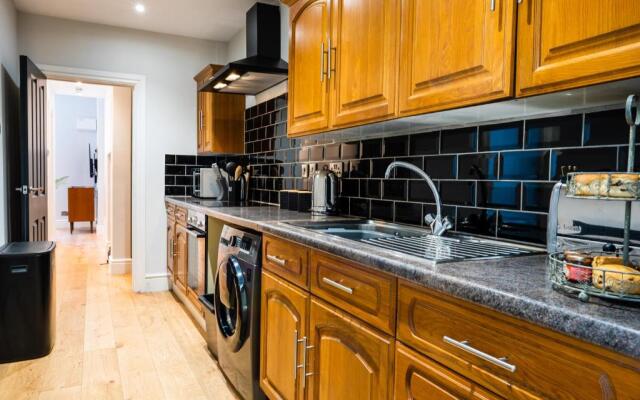 Central, stylish 3 bed apartment with sea views