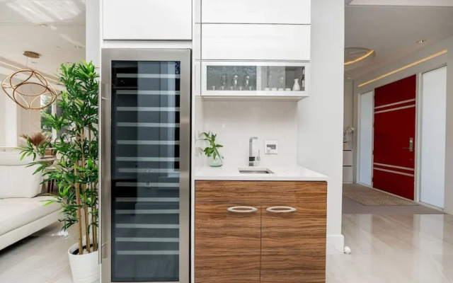 Centrally-located Luxury Home With Views Cinema