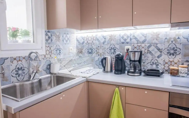 Modern Clean Apartment w h Balcony Near Metro, Athens