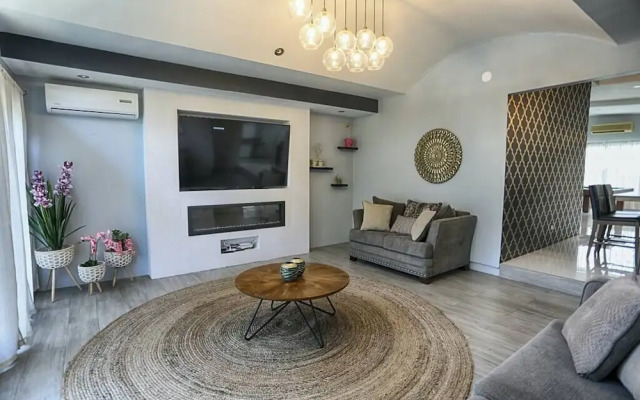 Pool and Jacuzzi Vacation Home