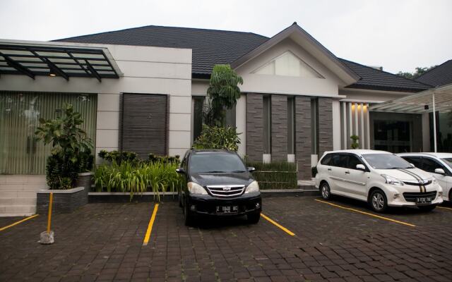 RedDoorz Plus near Bandung Indah Plaza