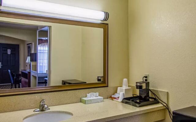 Econo Lodge Inn & Suites