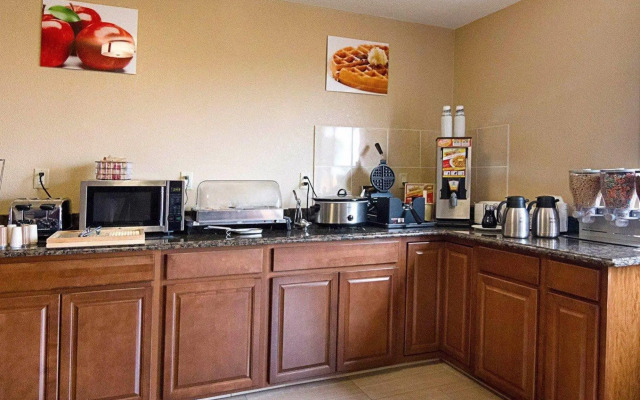 Super 8 by Wyndham Sturtevant/Racine